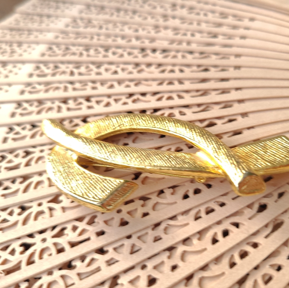 Antique Gold Textured Brooch - Picture 3 of 5